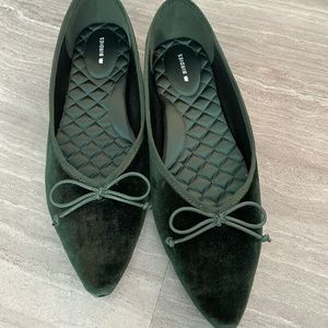 Birdies in velvet green